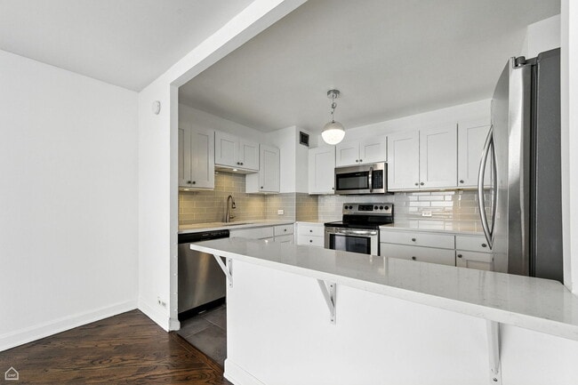 Building Photo - 4343 N Clarendon Ave
