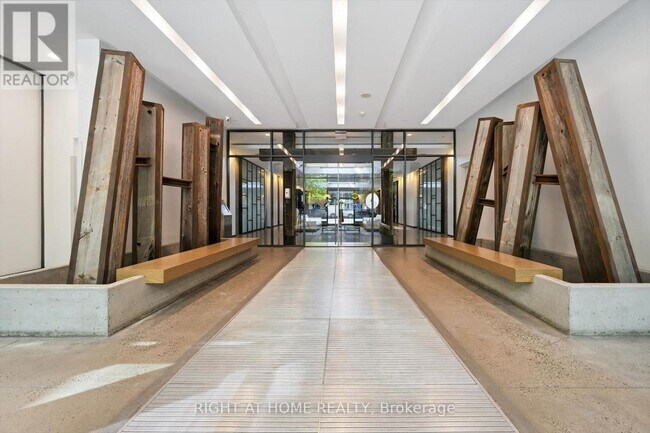 Photo du bâtiment - 1030 King St W