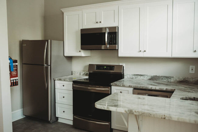 Kitchen with induction range - 529 E Washington St