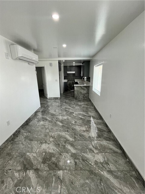 Building Photo - 1073 W 112th St