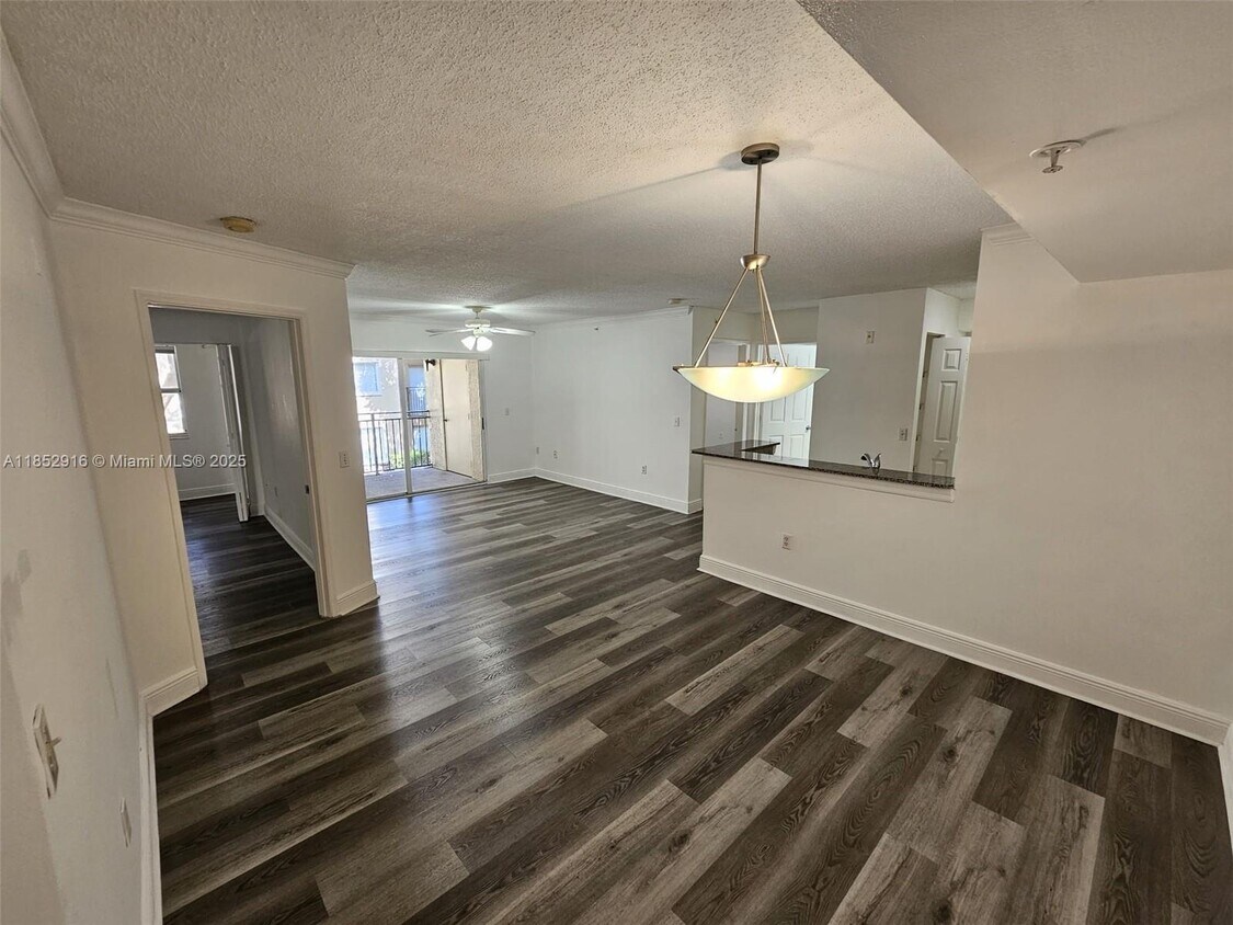 Foto del edificio - 2451 Centergate Dr