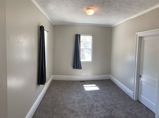 Building Photo - NE 2 bedroom home on quiet street at 17 Ma...