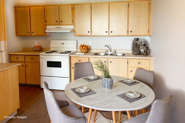 Building Photo - Skylark Manor