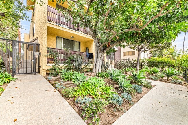 Front of the building - 1143 Lincoln Blvd
