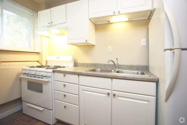 Studio, 1 BA - kitchen - The Avenue Apartments