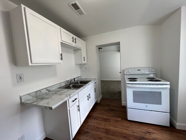 Foto del edificio - Large newly remodeled one bedroom one bath apartment for lease now. Apply Today!