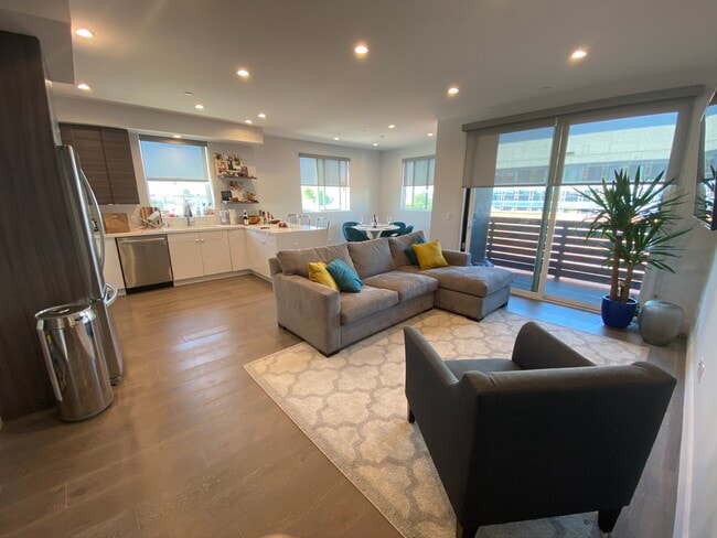 Living Room with Balcony - 935 N Hudson Ave