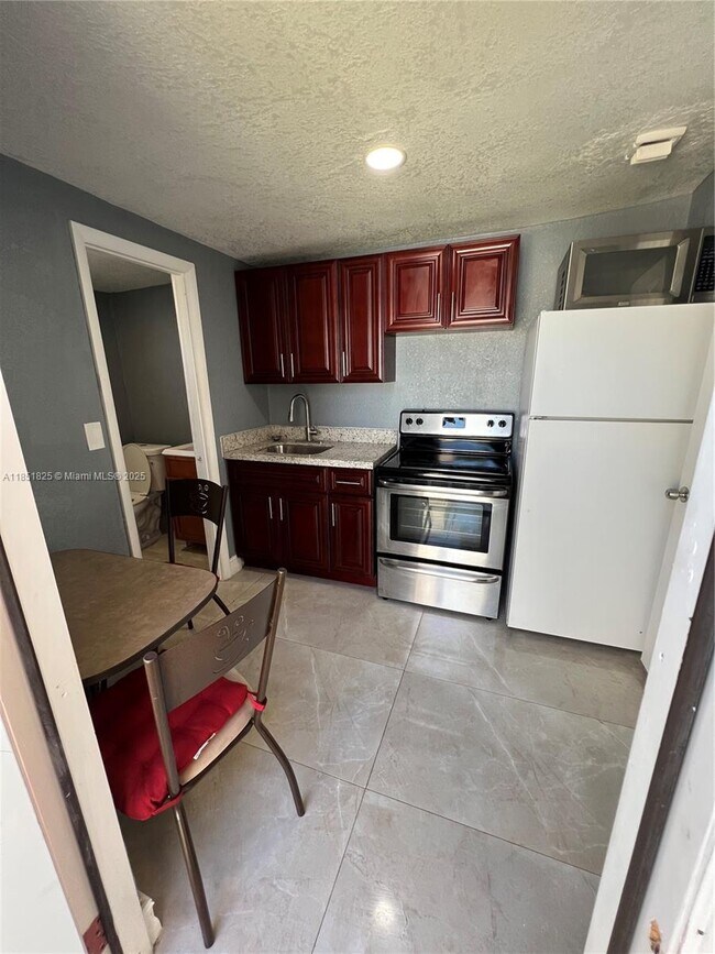 Foto del edificio - 640 NW 21st Ct