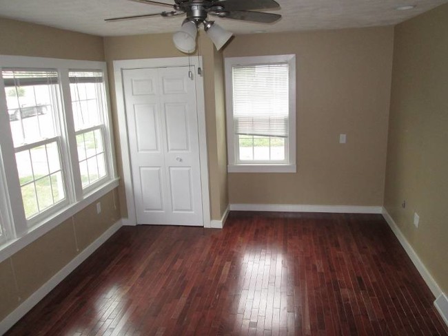 Building Photo - BCR Quaint One Bedroom Wood Floors Beautiful