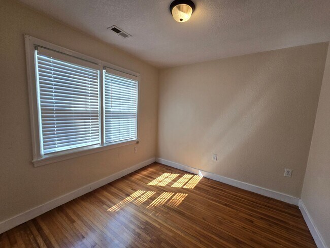 Building Photo - Cute 3Bed, 1Bath Home in Riverside Area