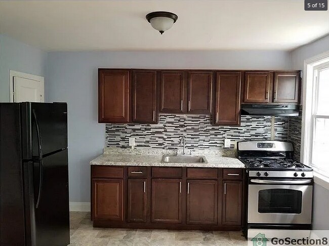 Building Photo - 5 Bedroom Home
