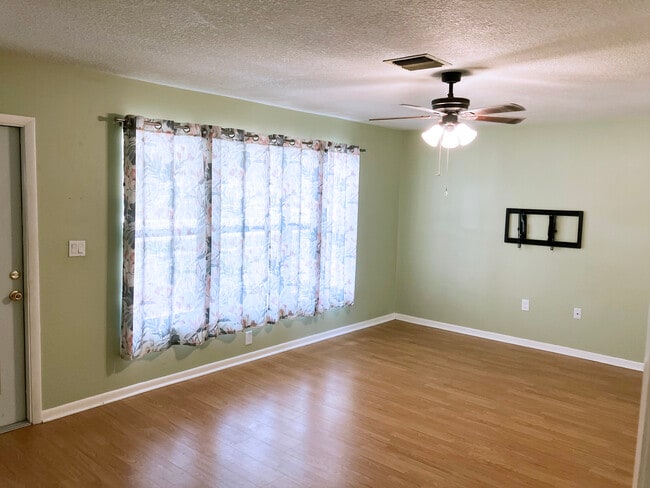 Building Photo - 913 Schumann Dr