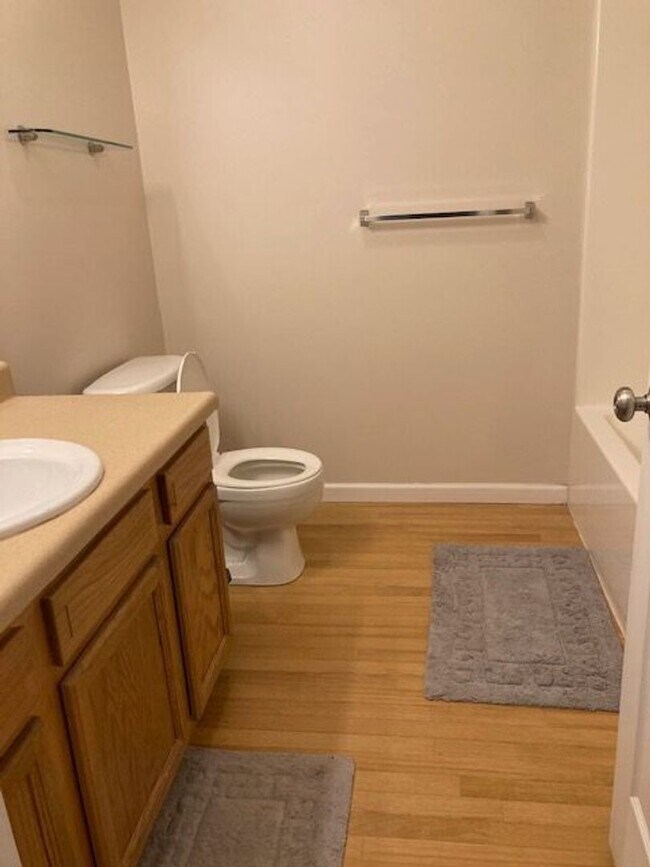 Foto del edificio - 3-Bedroom Townhome Available June 1st!