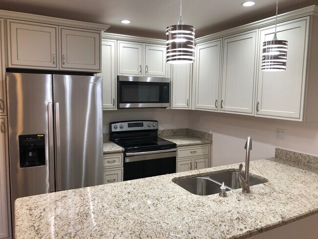 Building Photo - Beautiful Duplex!