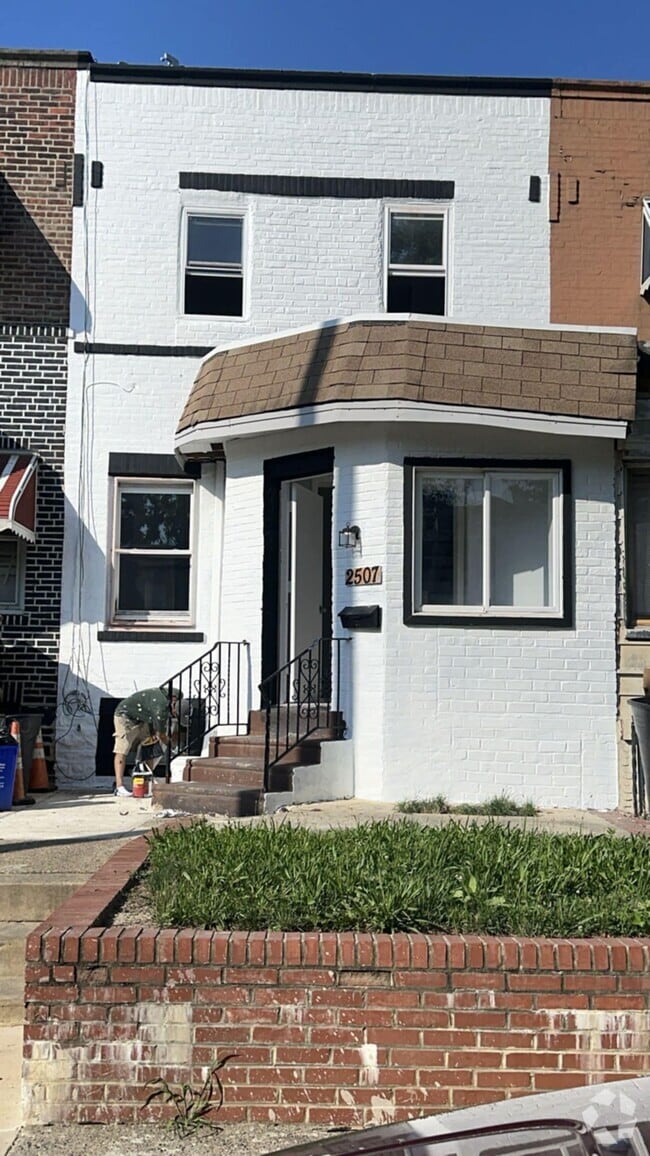 Building Photo - 2507 S 68th St