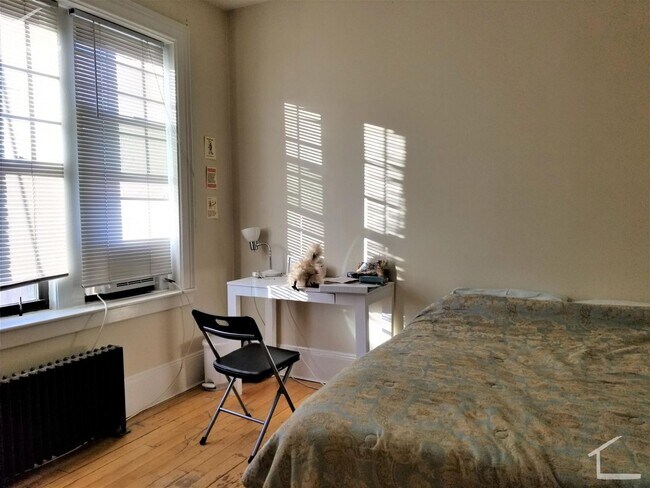 Building Photo - Packard's Corner 3 bed w/dishwasher, TONS of natural light, 9/1