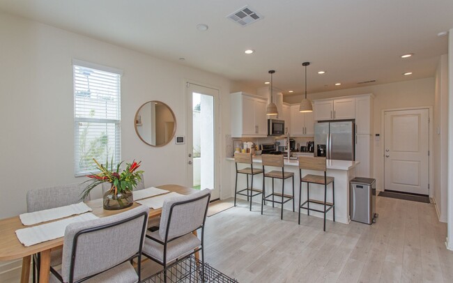 Building Photo - Large Corner-End Townhouse in Oceanside!