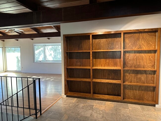 Building Photo - 18 Pepper Way