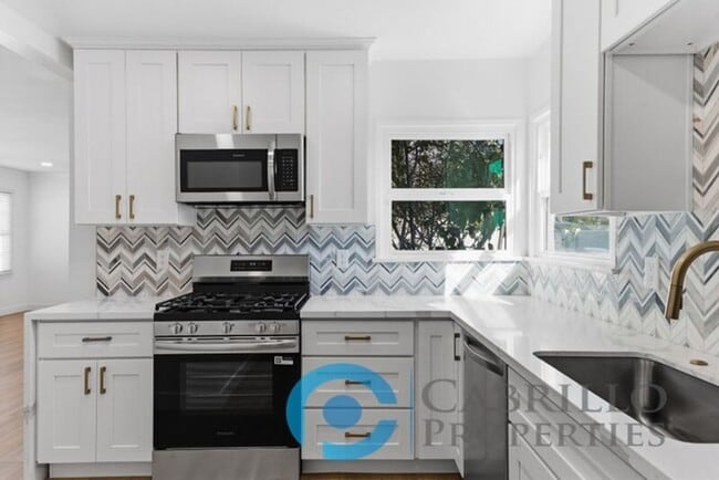 Building Photo - 2215 Marigold Pl