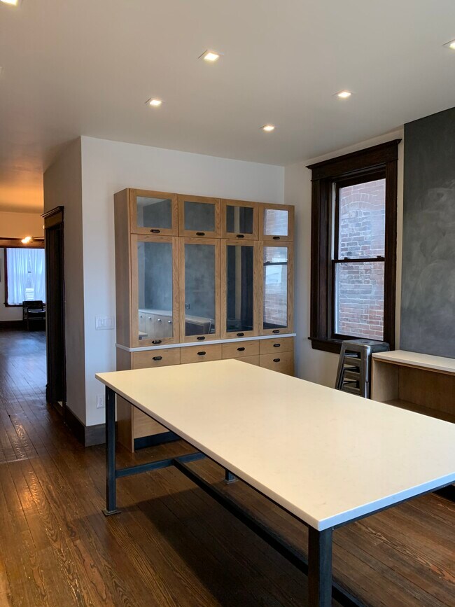 Building Photo - 4544 Oakland Ave