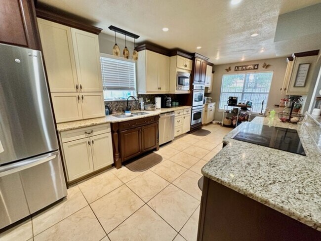 Building Photo - 4 Bedroom 3 Bathroom 2 Car Garage Beautifu...