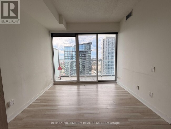 Building Photo - 17 Bathurst St