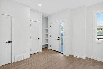 Building Photo - 10318-10147 147 St NW