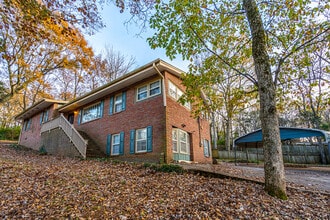 Building Photo - 702 Chambers Dr NE