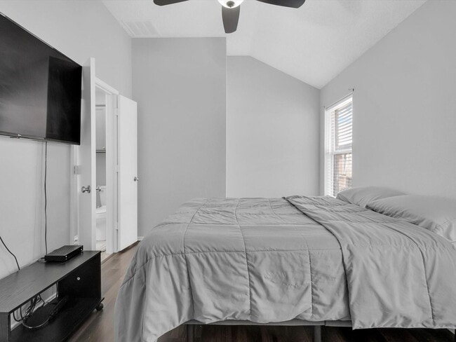 Building Photo - Updated Rental Ready for New Family- 3 Bed...
