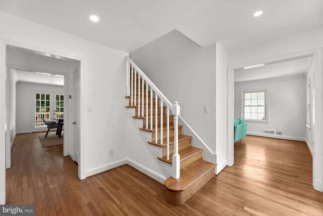 Building Photo - 7205 Longwood Dr