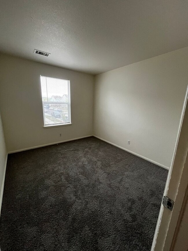 Building Photo - Grant Ranch 3 Bedroom 2.5 Bathroom Townhom...