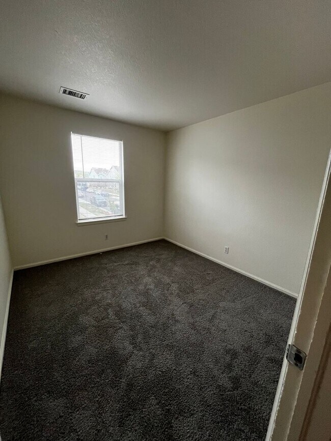 Foto del edificio - Grant Ranch 3 Bedroom 2.5 Bathroom Townhome available NOW!