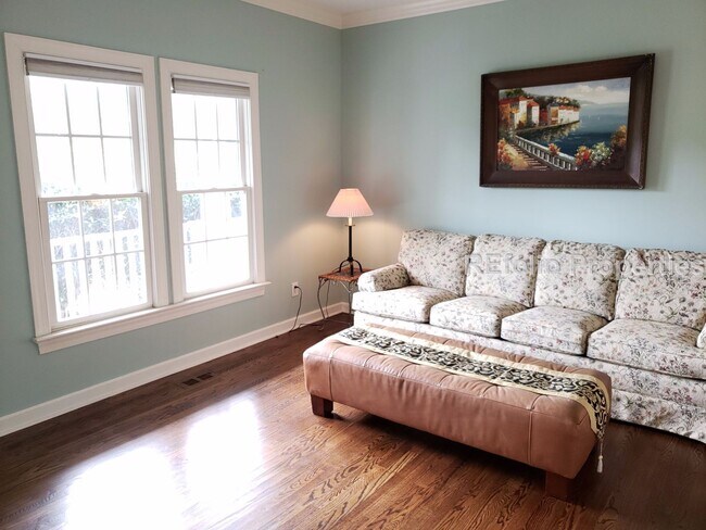 Building Photo - Stunning 6 Bedroom Home w/ Private Backyar...
