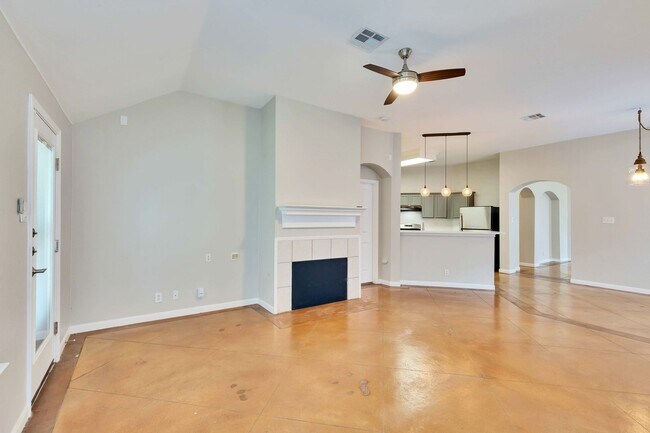 Building Photo - Spacious 3 bedroom, 2 bathroom home in Sou...