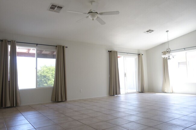 Foto del edificio - 7744 W Rising Moon Way