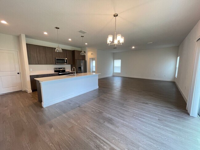 Foto del edificio - GORGEOUS 4 BD/2BA Home in Beautiful Palm B...