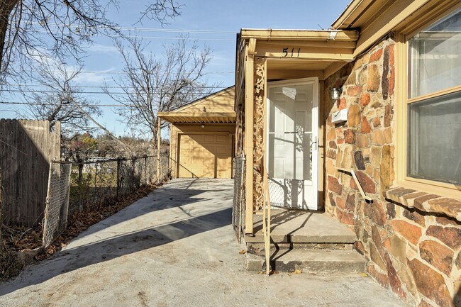 Building Photo - Newly remodeled Duplex in Midwest City