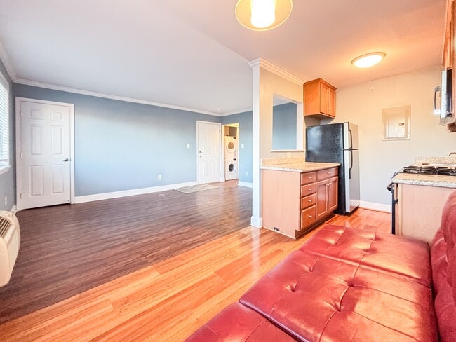 Building Photo - 610 Main St