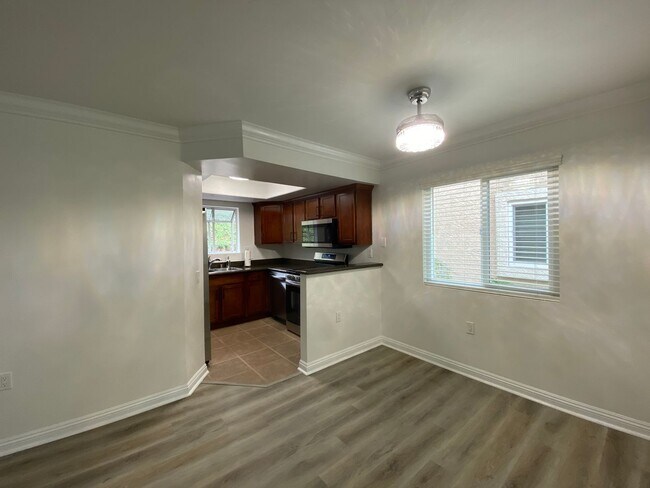 Foto del edificio - Beautifully Renovated 1-Bedroom Condo in R...