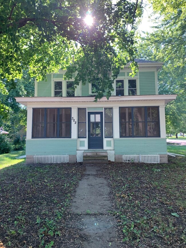 Front facing street - 302 S Main St
