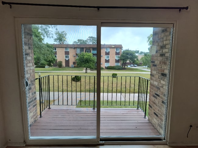 Building Photo - 670 Hill Dr