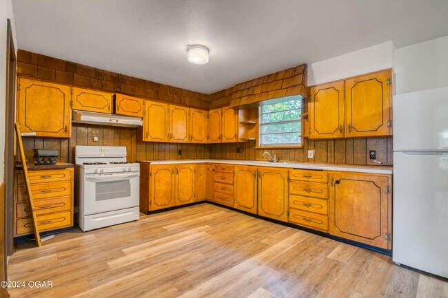 Building Photo - 2404 Iron Gates Rd