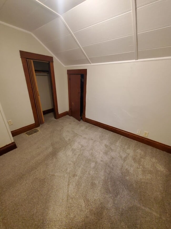 Building Photo - 3 Bedroom 1.5 bathroom Single Family
