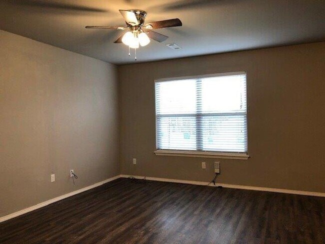 Building Photo - Welcome to this charming 3 bedroom, 2.5 bathroom home located in the desirable Bentonville, AR area