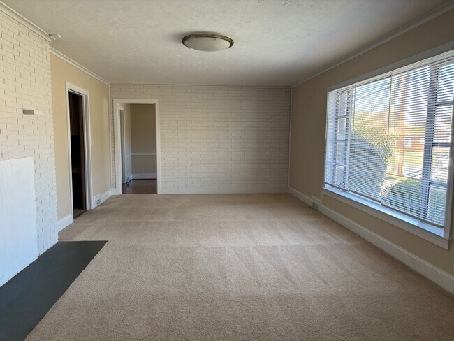 Foto del edificio - 3 BED, 2.5 BATH BRICK HOME RIGHT BY DOWNTOWN ASHEBORO!