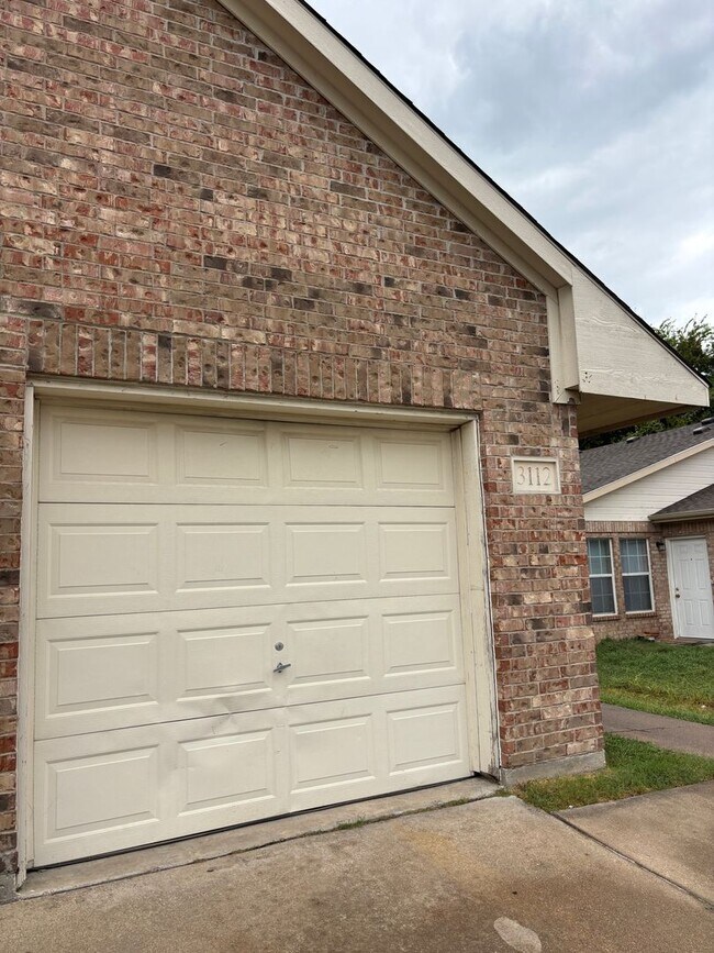 Building Photo - 3112-3114 S Cherry Ln