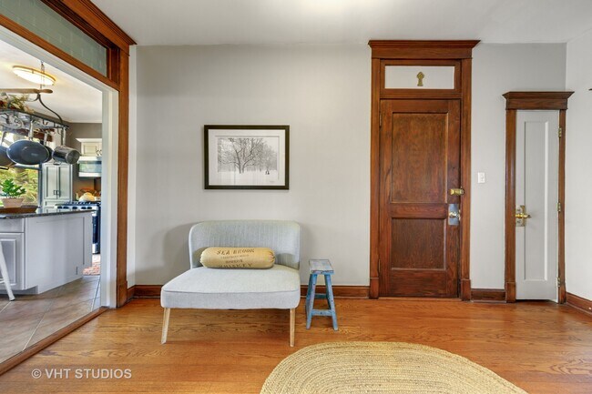 Foto del edificio - 735 W Wellington Ave