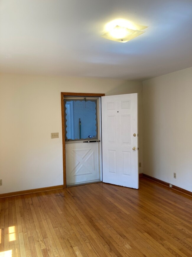 Entrance to living room - 625 Elliott Ave