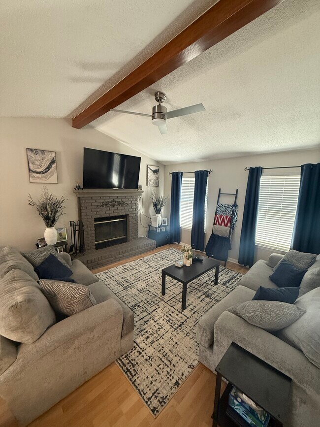 Foto del edificio - 223 Karen Ct