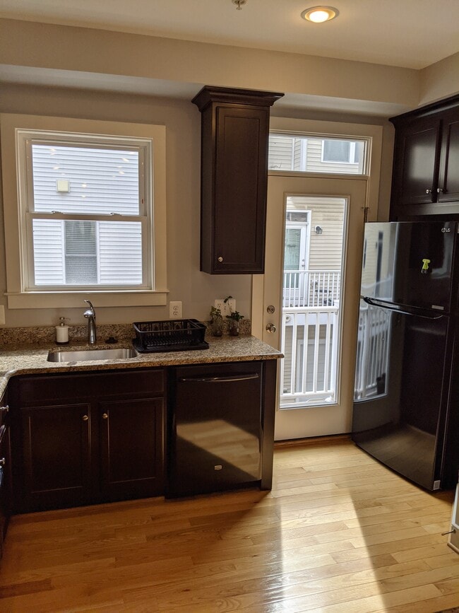 Kitchen - 579 Regent Pl NE